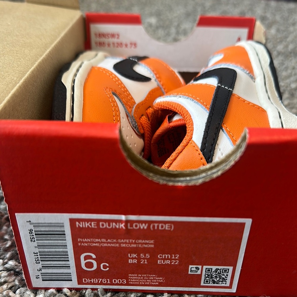 Nike Orange and Black Sneakers Classic Athletic Design